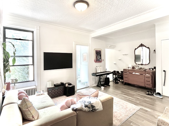 364 7th Street 2, Park Slope, Brooklyn, New York - 2 Bedrooms  
1 Bathrooms  
5 Rooms - 