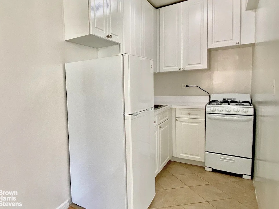 Photo 1 of 250 East 39th Street 7L, Midtown East, NYC, $2,900, Web #: 23264427