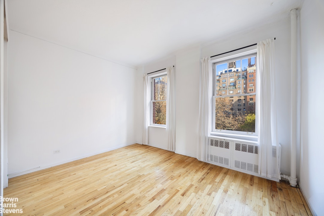 Photo 1 of 26 Gramercy Park South 6A, Gramercy Park, NYC, $5,500, Web #: 23283110