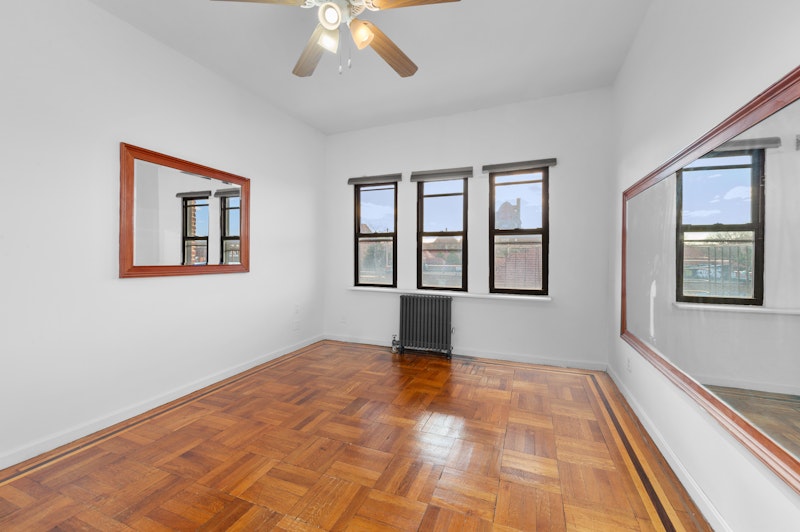 71 -09 Austin Street 402, Forest Hills, Queens, New York - 3 Bedrooms  
1 Bathrooms  
5 Rooms - 