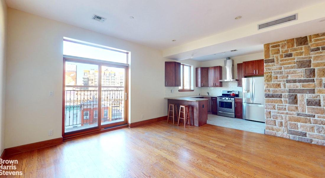 Photo 1 of 152 Broadway 6, Williamsburg,North side, New York, $6,800, Web #: 23285981