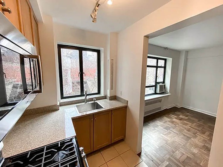 Rental Property at 100 Remsen Street 2D, Brooklyn Heights, Brooklyn, New York - Bedrooms: 1 
Bathrooms: 1 
Rooms: 3  - $3,850 MO.