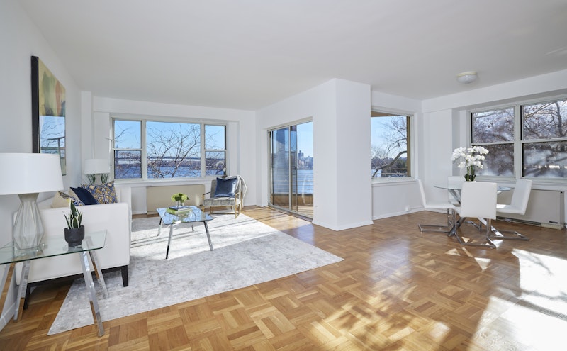 200 East End Avenue 4F, Upper East Side, Upper East Side, NYC - 2 Bedrooms  
2 Bathrooms  
5 Rooms - 