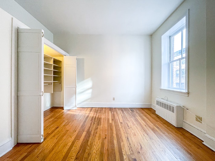 300 Clinton Street 1, Cobble Hill, Brooklyn, New York - 2 Bedrooms  
1.5 Bathrooms  
5 Rooms - 