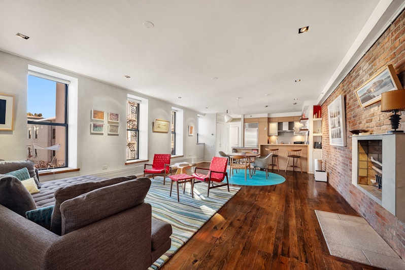 209 East 2nd Street 3, East Village, Downtown, NYC - 2 Bedrooms  
2 Bathrooms  
4 Rooms - 