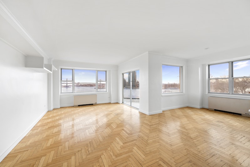 200 East End Avenue 7F, Upper East Side, Upper East Side, NYC - 2 Bedrooms  
2 Bathrooms  
4.5 Rooms - 