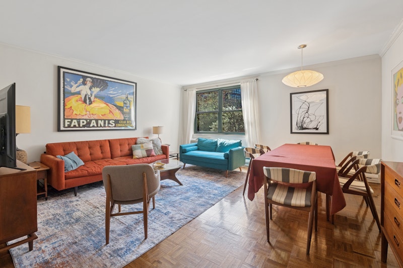 353 West 11th Street 2B, West Village, Downtown, NYC - 2 Bedrooms  
1 Bathrooms  
5 Rooms - 