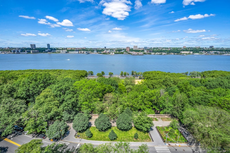315 Riverside Drive 16D, Upper West Side, Upper West Side, NYC - 3 Bedrooms  
2 Bathrooms  
6 Rooms - 
