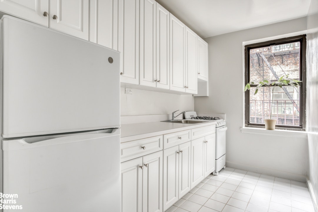 8 East 48th Street 5B Midtown East New York NY 10017