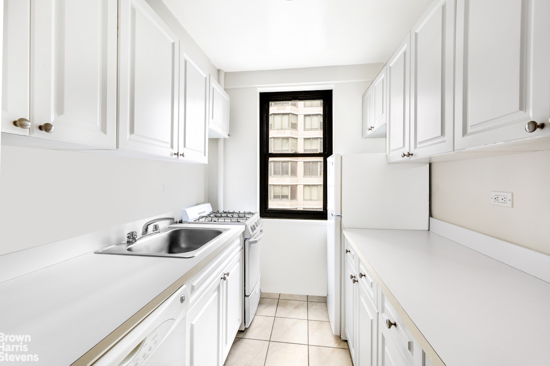 Photo 1 of 250 East 39th Street 7A, Midtown East, NYC, $4,000, Web #: 23436486