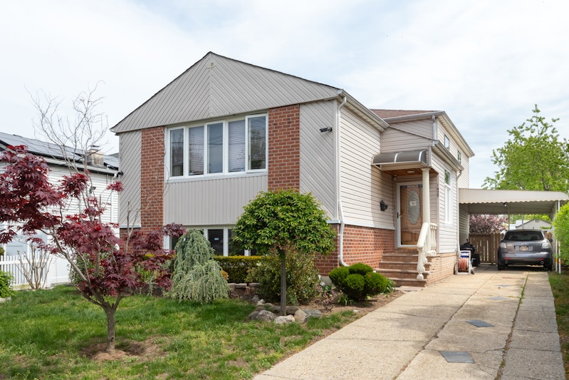 Property for Sale at 1409 East 105th Street, Canarsie, Brooklyn, New York - Bedrooms: 4 
Bathrooms: 2.5 
Rooms: 10  - $959,000