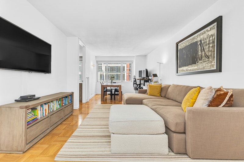 Property for Sale at 300 East 40th Street 20S, Midtown East, Midtown East, NYC - Bedrooms: 2 
Bathrooms: 1 
Rooms: 5  - $979,000
