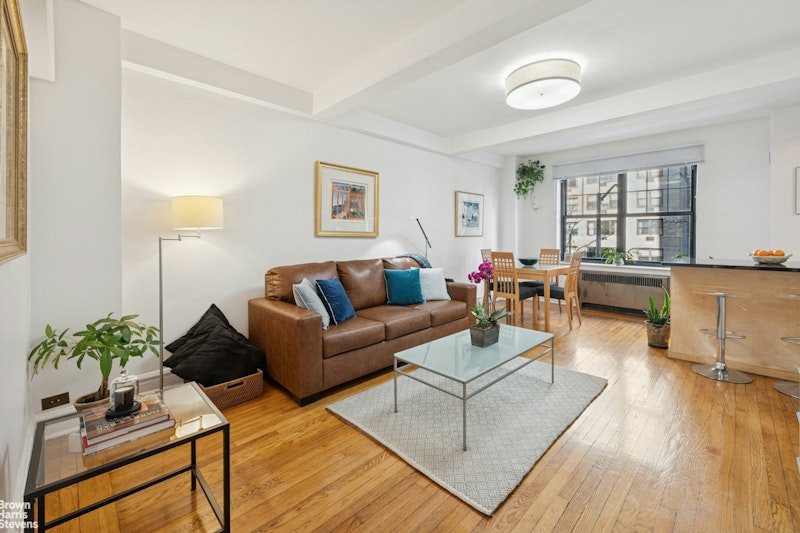 200 East 16th Street 3L, Gramercy Park, Downtown, NYC - 1 Bedrooms  
1 Bathrooms  
3 Rooms - 