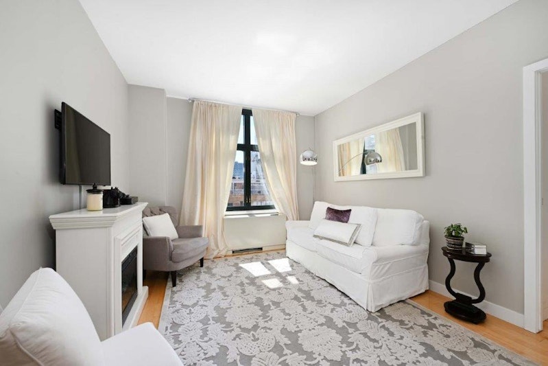 188 East 70th Street 16B, Upper East Side, Upper East Side, NYC - 1 Bathrooms  
2 Rooms - 