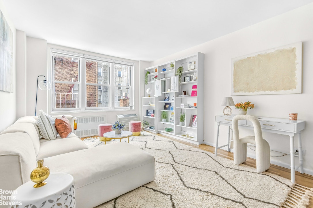 Photo 1 of 54 Orange Street 5G, Brooklyn Heights, New York, $670,000, Web #: 23463082