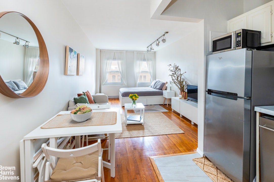 Photo 1 of 186 West 80th Street 5G, Upper West Side, NYC, $3,400, Web #: 23477262