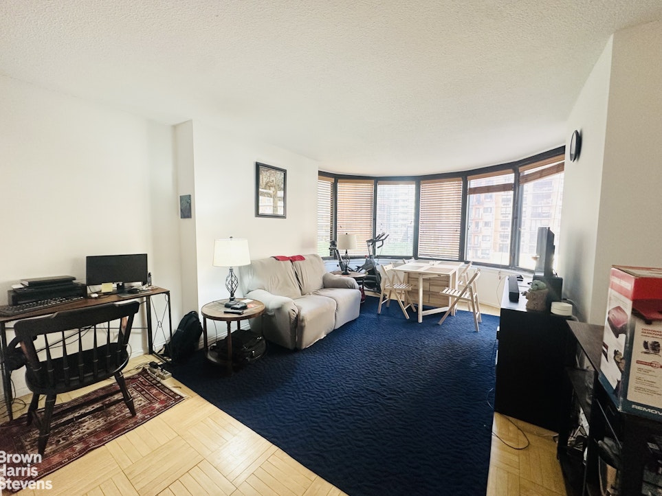 Photo 1 of 330 East 38th Street 5F, Midtown East, NYC, $4,000, Web #: 23477858