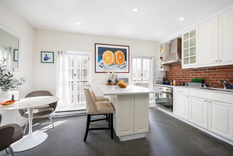 45 Horatio Street 2, Greenwich Village, Downtown, NYC - 3 Bedrooms  
2.5 Bathrooms  
6 Rooms - 