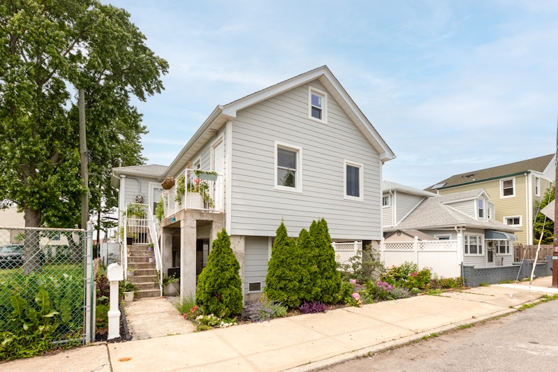 5 Cyrus Avenue, Gerritsen Beach, Brooklyn, New York - 2 Bedrooms  
1 Bathrooms  
5 Rooms - 