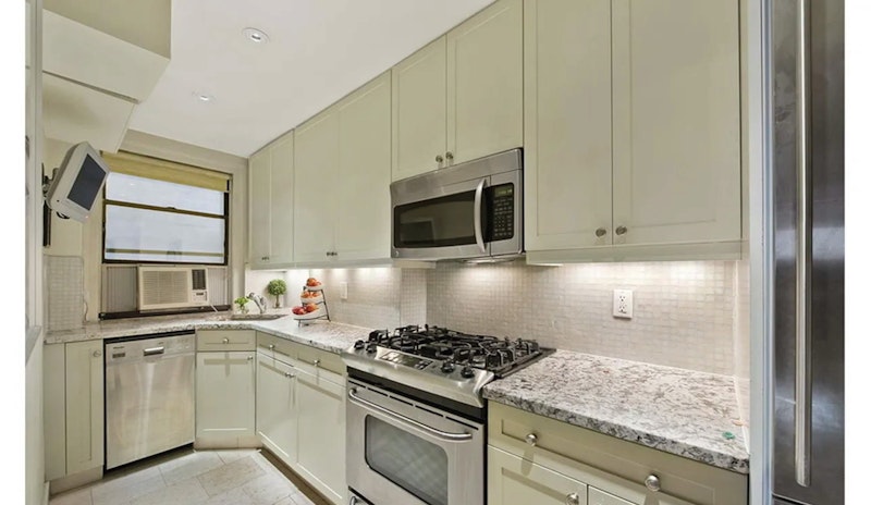865 United Nations Plaza, Midtown East, Midtown East, NYC - 2 Bedrooms  
1 Bathrooms  
4 Rooms - 