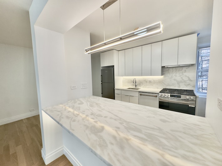 Property for Sale at 340 Haven Avenue 5Pp, Hudson Heights, Upper Manhattan, NYC - Bedrooms: 2 
Bathrooms: 1 
Rooms: 4  - $649,000