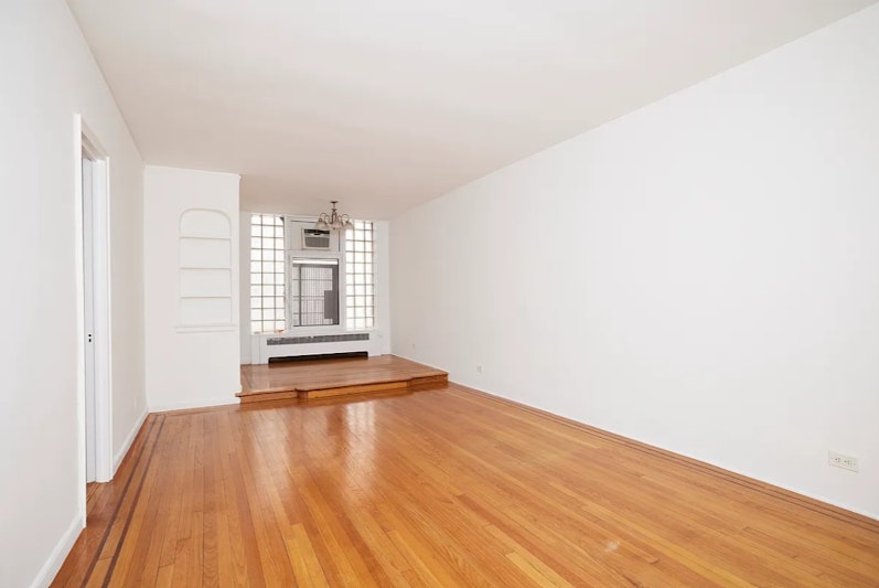 Rental Property at 107 University Place 4C, Greenwich Village, Downtown, NYC - Bathrooms: 1 
Rooms: 1.5 - $3,800 MO.