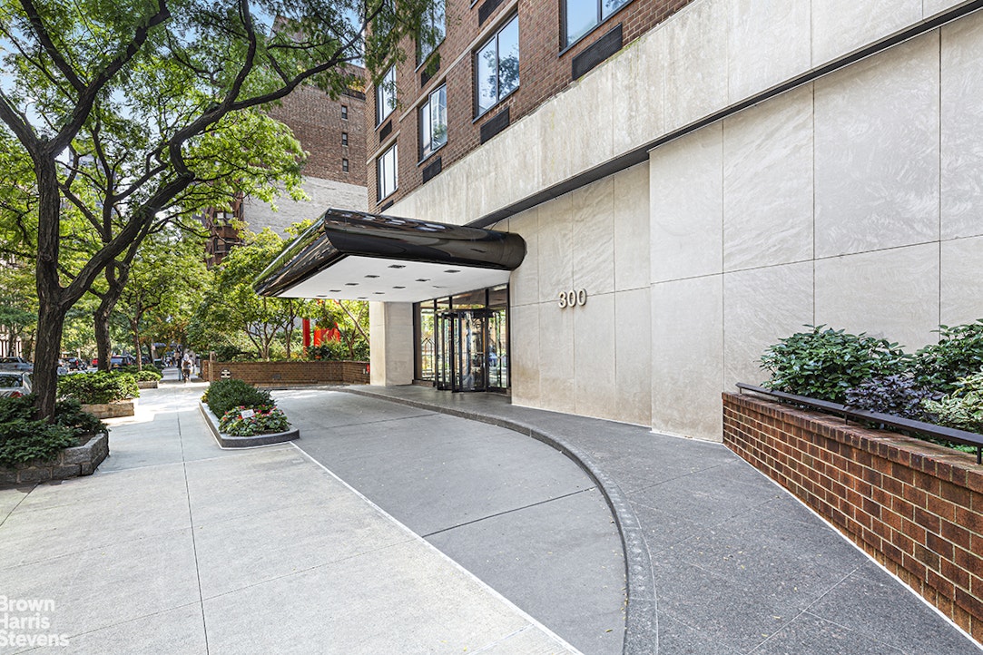 300 East 54th Street 22H Sutton Place New York NY 10022