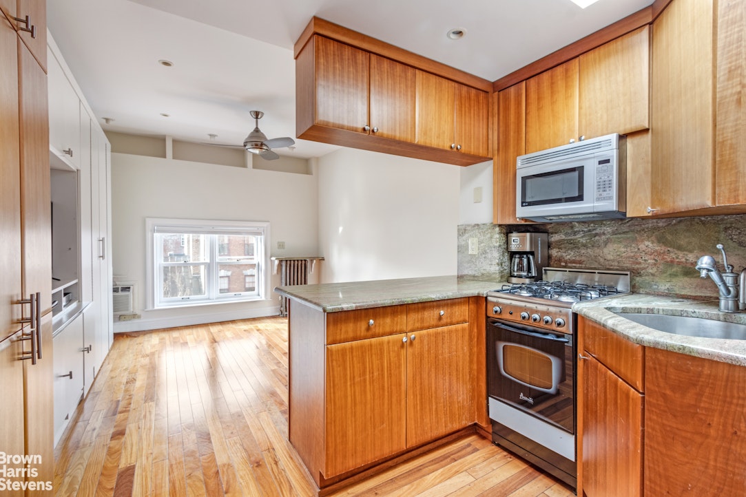Photo 1 of 453 West 22nd Street, Flatiron/Gramercy Park, NYC, $2,900, Web #: 23558029