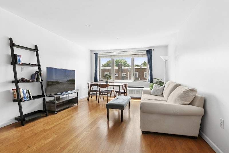 33 -30 61st St 306, Woodside, Queens, New York - 2 Bedrooms  
2 Bathrooms  
4.5 Rooms - 