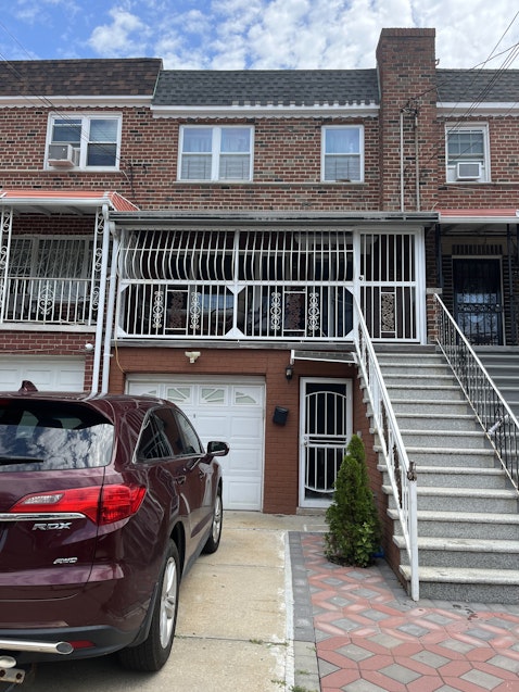 Radcliff Avenue, Allerton, Bronx, New York - 3 Bedrooms  
2.5 Bathrooms  
6 Rooms - 