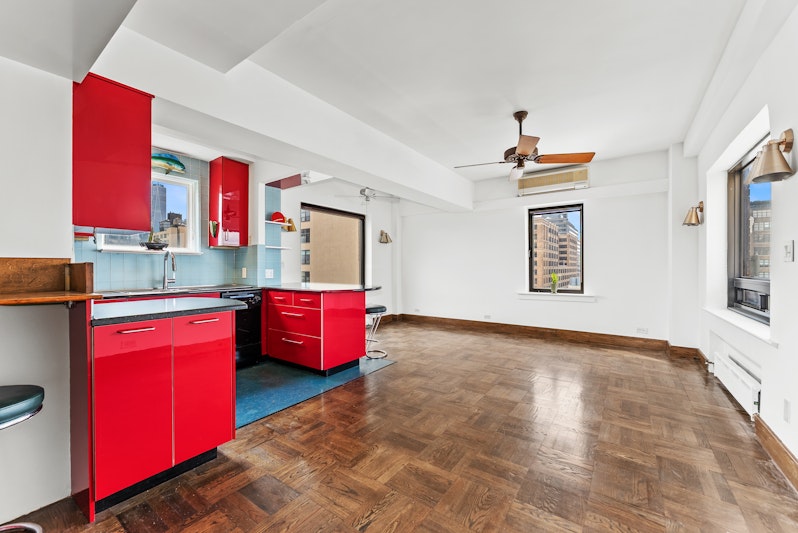 180 West Houston Street 11C, West Village, Downtown, NYC - 2 Bedrooms  
2 Bathrooms  
4 Rooms - 