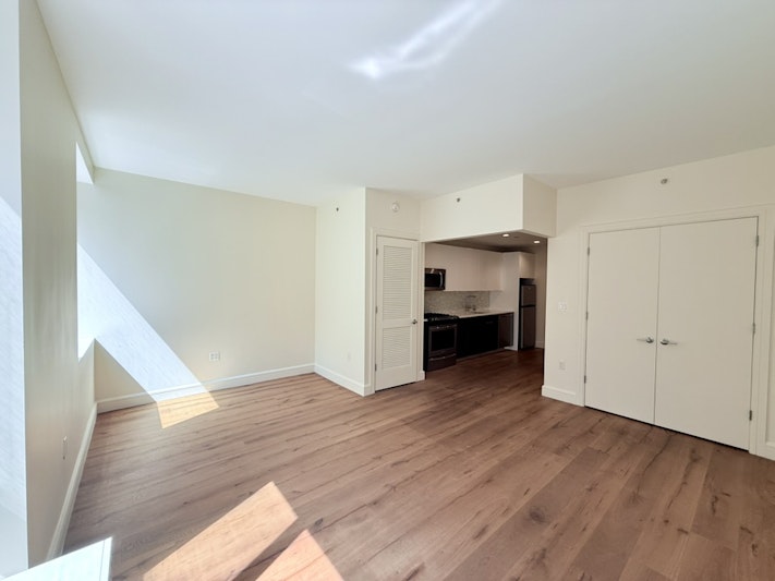 25 -21 43rd Ave, Long Island City, Queens, New York - 1 Bathrooms  
1 Rooms - 