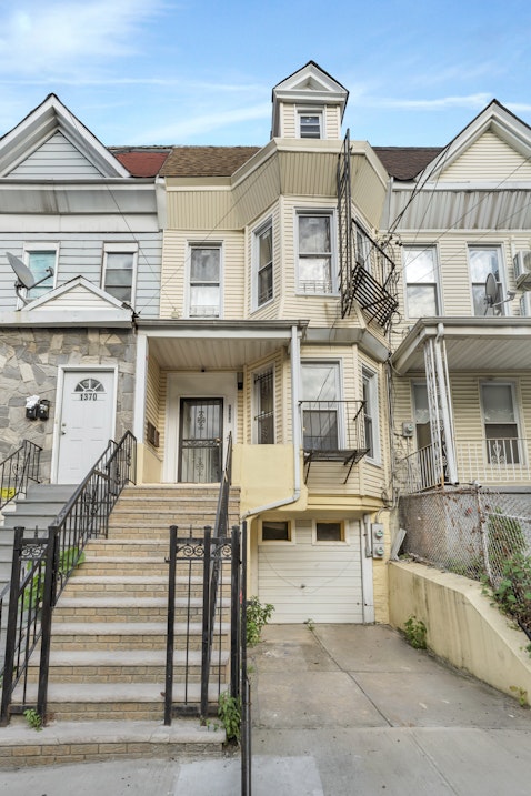 1368 Teller Ave, Claremont Village, Bronx, New York - 2 Bedrooms  
1 Bathrooms  
4 Rooms - 