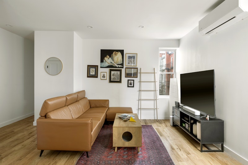 30-93 43rd Street 2B, Astoria, Queens, New York - 3 Bedrooms  
1 Bathrooms  
5 Rooms - 