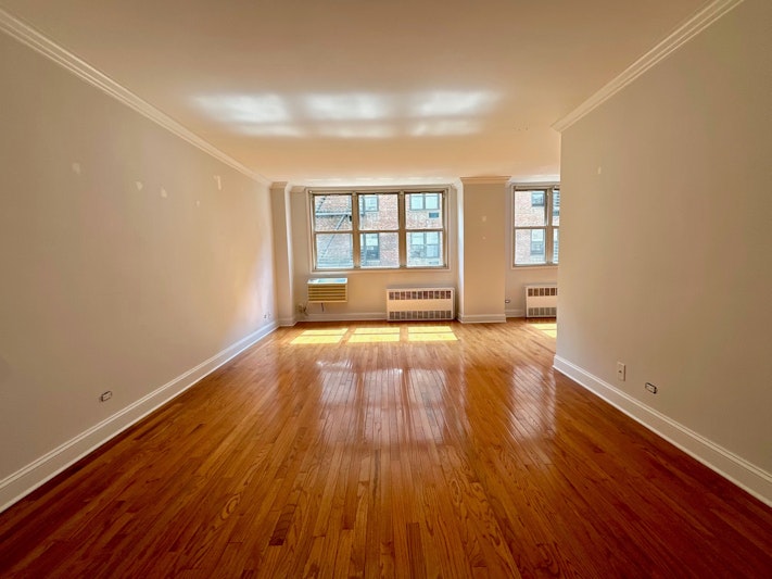 222 East 19th Street 4B, Gramercy Park, Downtown, NYC - 1 Bathrooms  
2.5 Rooms - 