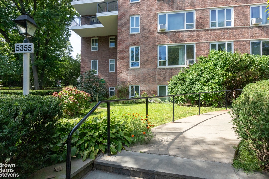 5355 Henry Hudson Parkway West Riverdale Bronx NY 10471
