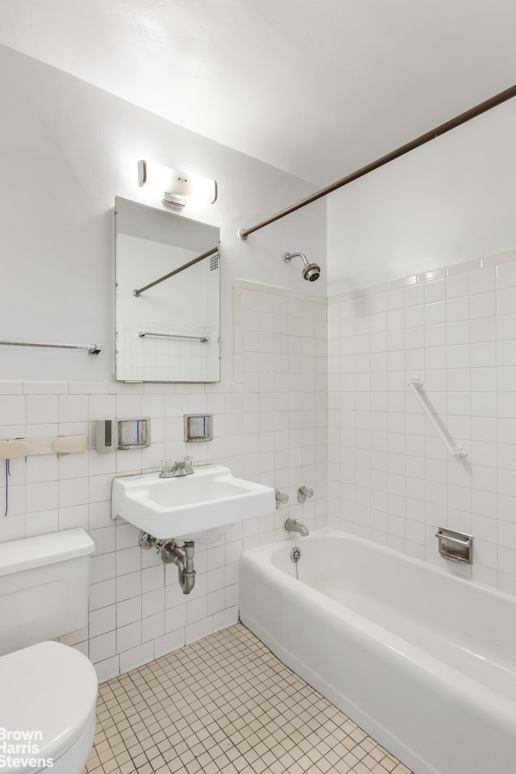 300 East 33rd Street 2LK Kips Bay New York NY 10016