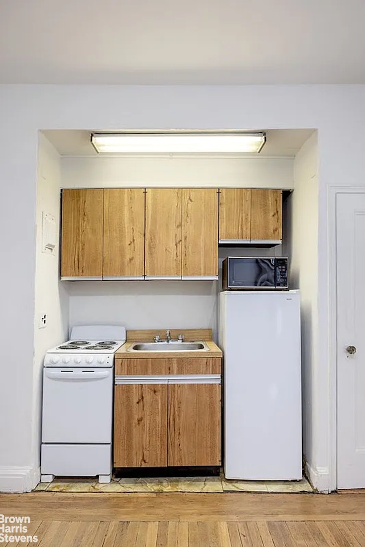 325 West 45th Street 108 Clinton New York NY 10036
