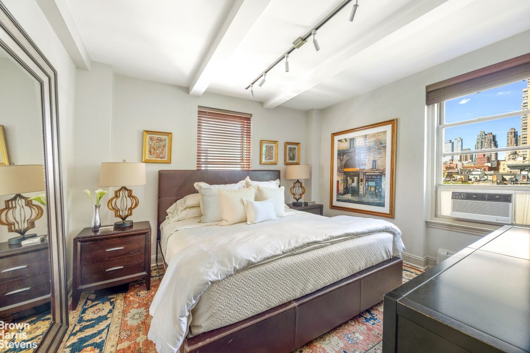 325 West 45th Street 916 Clinton New York NY 10036