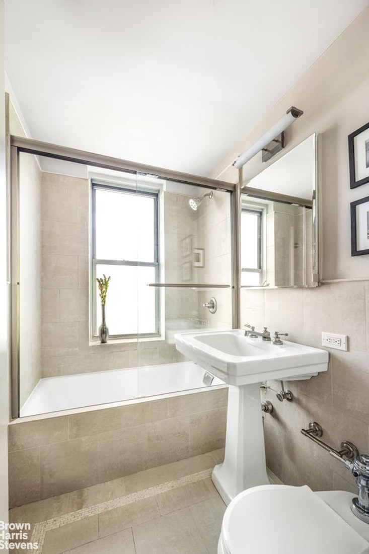 325 West 45th Street 916 Clinton New York NY 10036