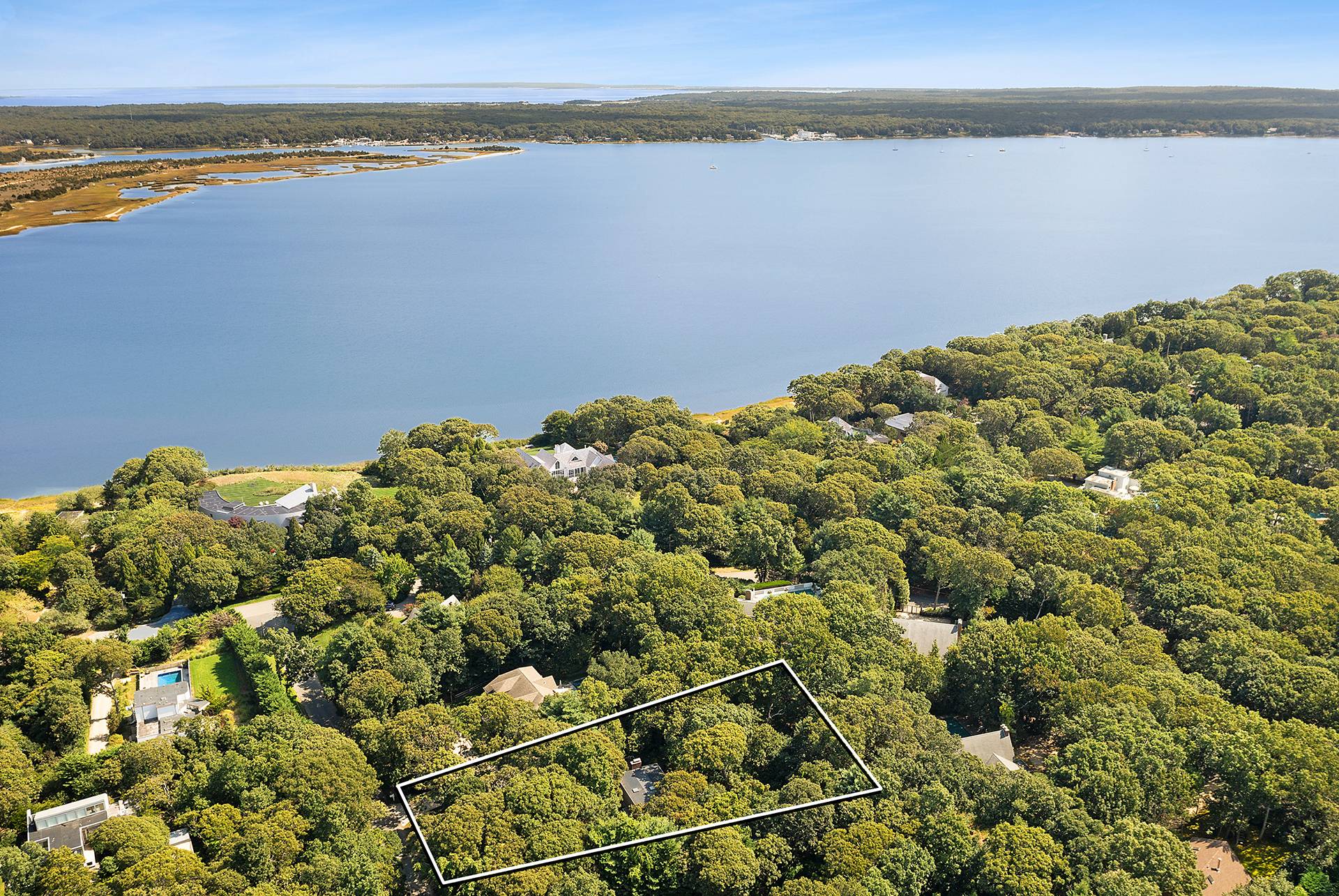 7 Harvest Lane, East Hampton, Hamptons, NY - 4 Bedrooms  
3.5 Bathrooms - 