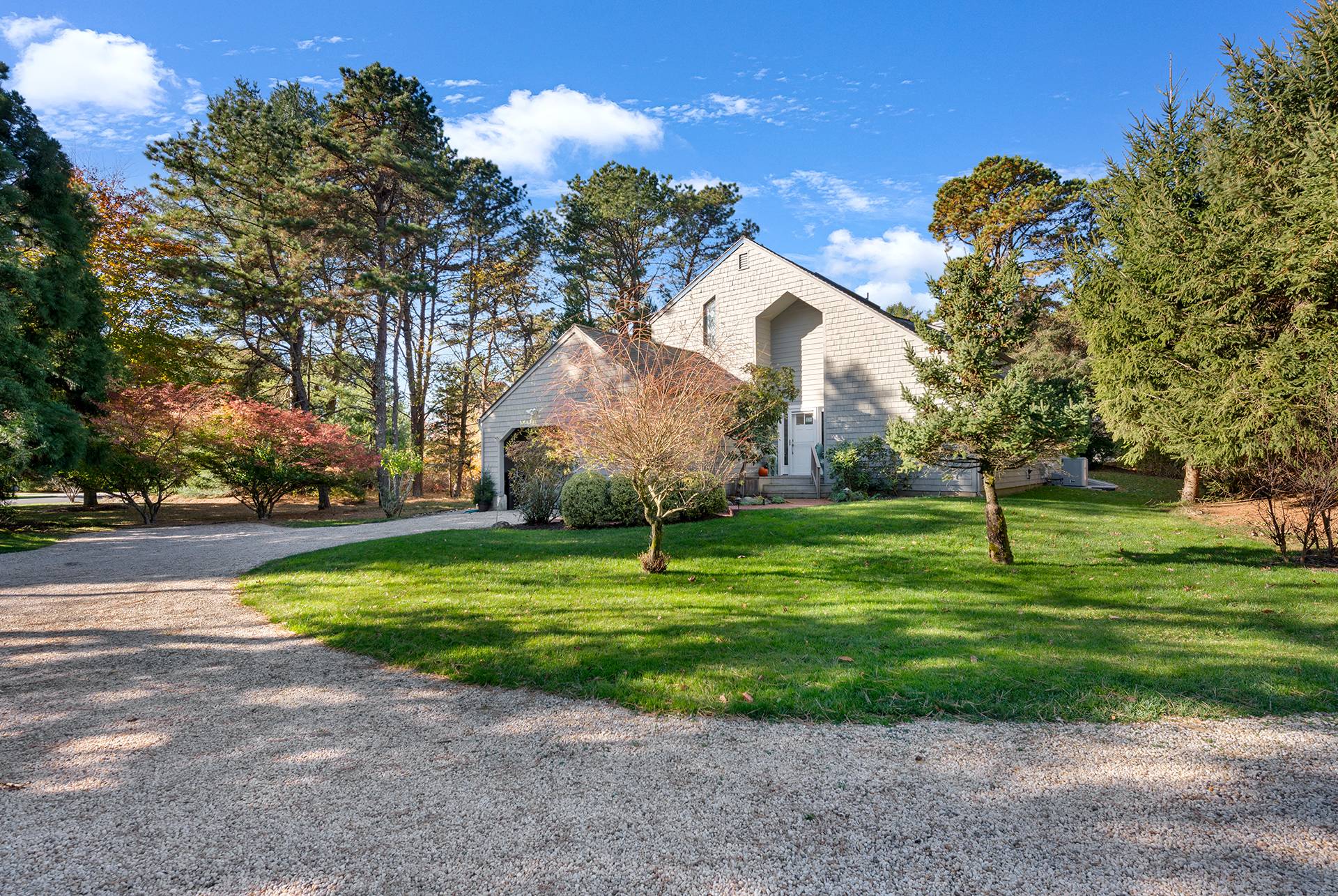 Huckleberry Lane, East Hampton, Hamptons, NY - 4 Bedrooms  
3.5 Bathrooms - 