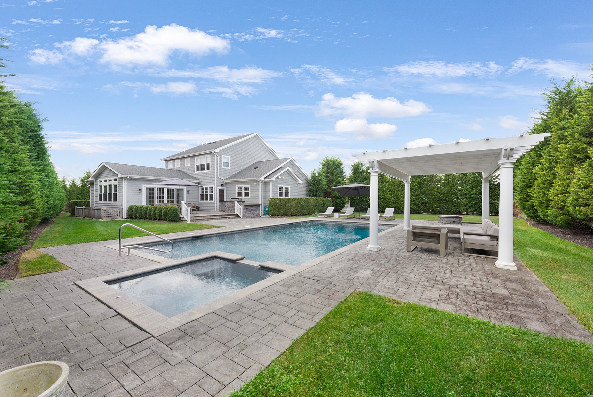 Fall Court, Tuckahoe, Hamptons, NY - 5 Bedrooms  
6 Bathrooms - 