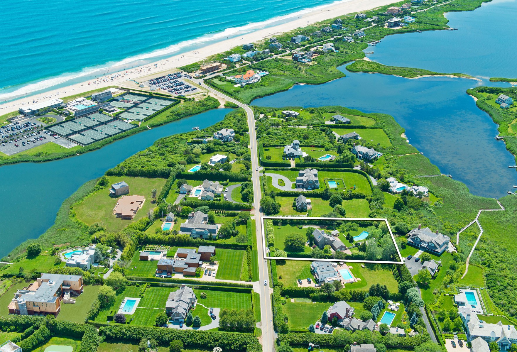 400 Jobs Lane, Bridgehampton, Hamptons, NY - 3 Bedrooms  
3.5 Bathrooms - 