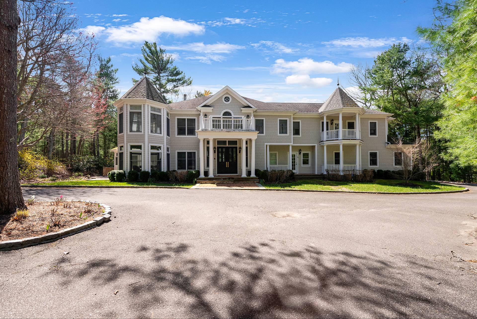 19 Crooked Highway, East Hampton, Hamptons, NY - 6 Bedrooms  
6.5 Bathrooms - 