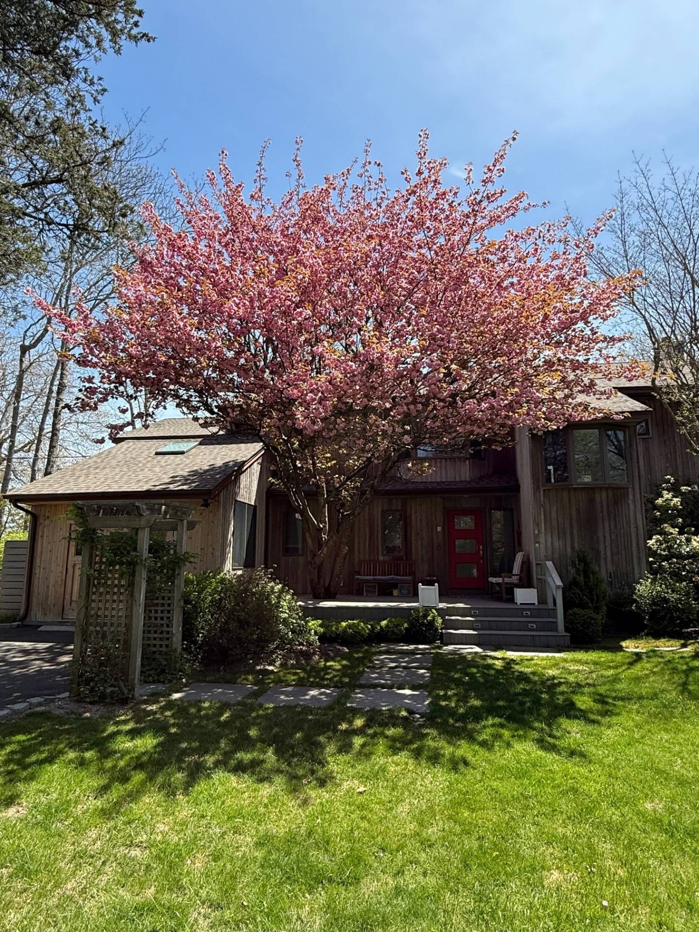 28 Weesuck Avenue, East Quogue, Hamptons, NY - 4 Bedrooms  
3 Bathrooms - 