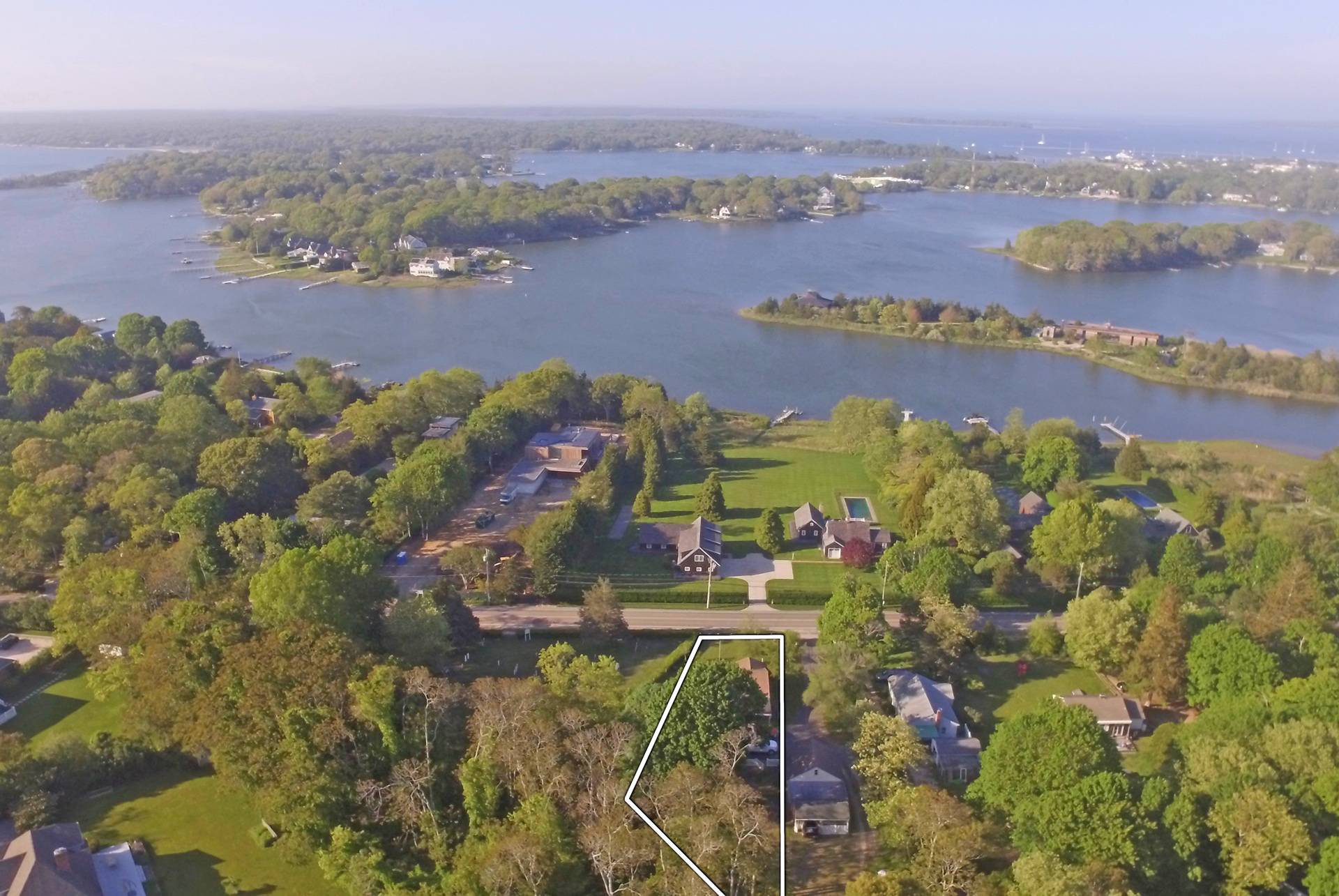 Noyack Road, Sag Harbor, Hamptons, NY - 3 Bedrooms  
1 Bathrooms - 
