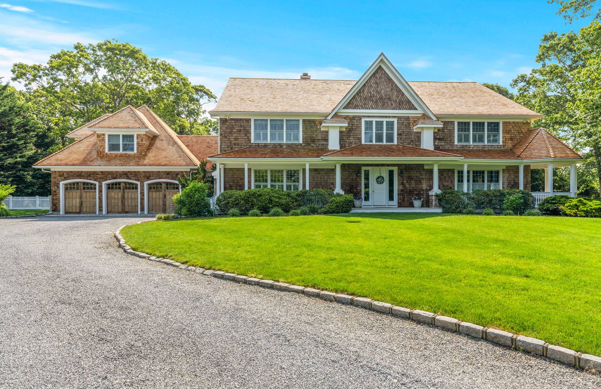 1 Simon Court, Quogue, Hamptons, NY - 5 Bedrooms  
4.5 Bathrooms - 